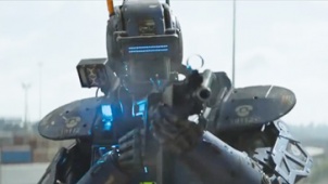 《超能查派》精彩片段 智能机器人警察围剿贫民窟