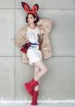 水原希子百變?cè)煨?戴兔耳朵變“俏皮兔女郎”