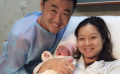 李娜顺利产女起英文名Alisa 一家三口幸福合影