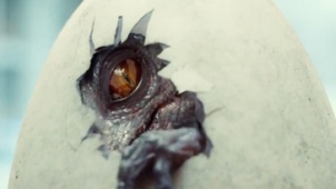 《侏罗纪世界》精彩宣传片 嗜血恐龙幼崽破蛋而出