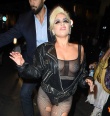 Lady GaGa“本色”回歸？漁網(wǎng)透視裝街拍抓眼球