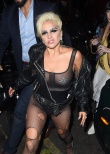 Lady GaGa“本色”回歸？漁網(wǎng)透視裝街拍抓眼球