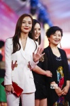 《宅女偵探桂香》劇組亮相 王珞丹白色西裝中性迷人