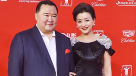 杨澜夫妻亮相上影节红毯 黑色席地长裙尽显知性美