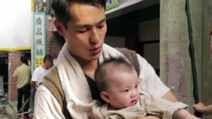 《对风说爱你》片场探班 杨佑宁怀抱婴儿变身奶爸