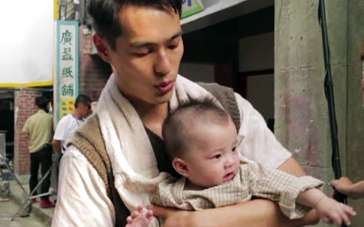 《对风说爱你》片场探班 杨佑宁怀抱婴儿变身奶爸