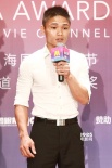 吳京現(xiàn)場做高難度俯臥撐 盼《戰(zhàn)狼》獲傳媒大獎