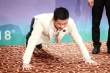 吴京现场做高难度俯卧撑 盼《战狼》获传媒大奖