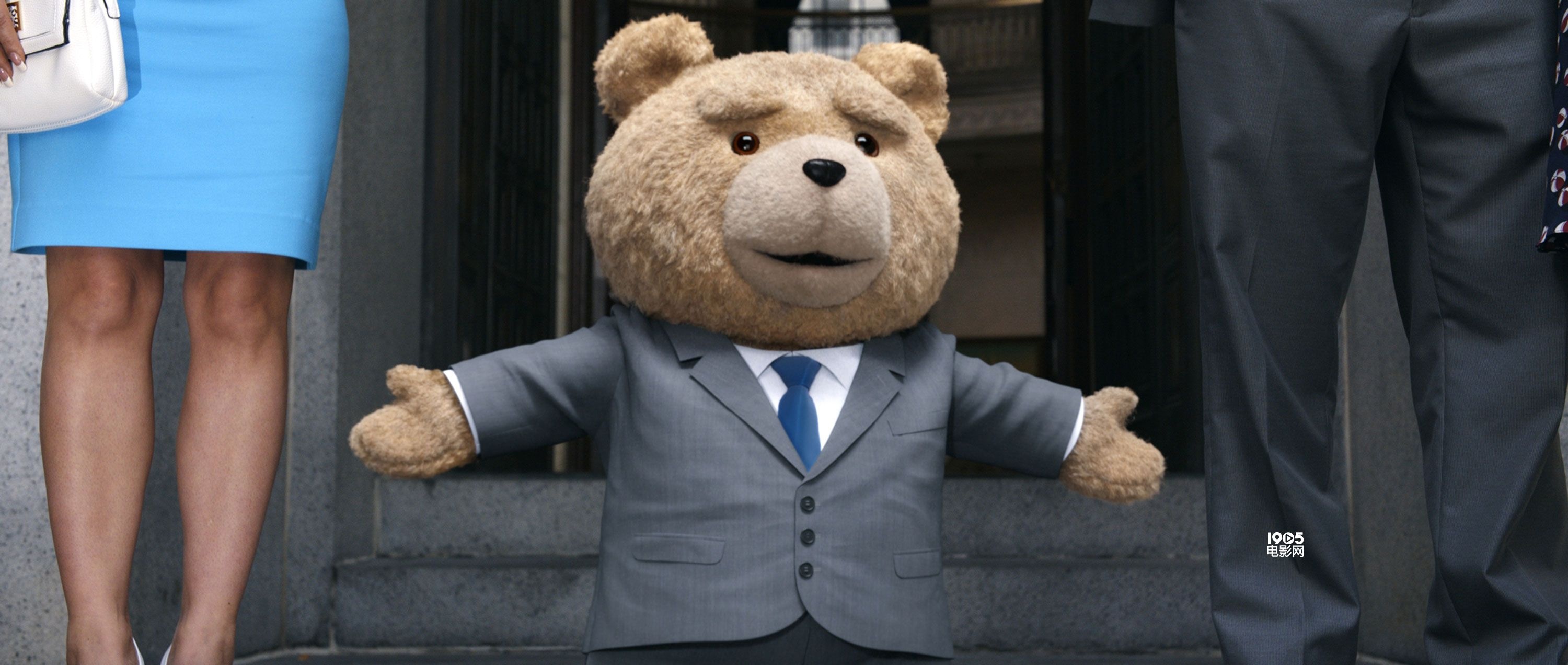 《泰迪熊2》曝光新剧照 呆萌泰迪熊陪伴沃尔伯格