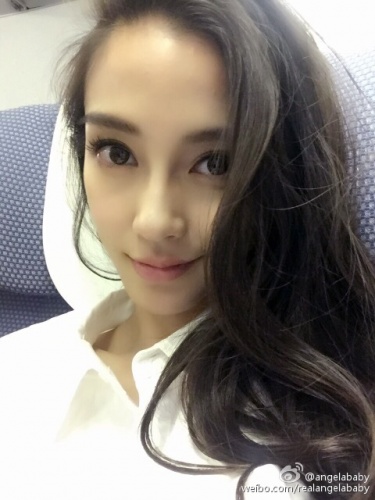 angelababy深夜曬自拍 粉絲齊呼被美得睡不著