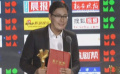 《十二公民》斩获最佳编剧奖 张嘉佳登台颁奖