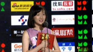 《少女哪吒》李浩菲获新人女演员 领奖开朗大笑