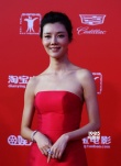 《真相禁區(qū)》車曉抹胸紅裙現(xiàn)身 熱依扎魚尾裙美艷