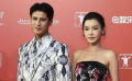 《为爱放手》剧组亮相红毯 童菲抹胸长裙优雅登场