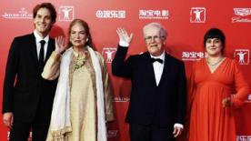 《华沙女公爵》剧组走红毯 帅气画家搭档优雅祖母