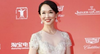 范文芳長裙優(yōu)雅亮相紅毯 不老容顏展露迷人甜笑