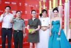 6月21日，重大革命历史题材电影《邓小平登黄山》剧组主创正式亮相第18届上海国际电影节闭幕式红毯。