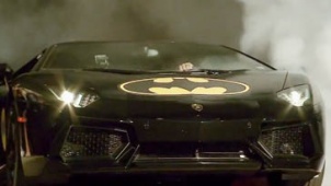《小蝙蝠侠出击》中文片段 兰博基尼变身蝙蝠车