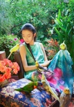杨丽萍与鹦鹉亲近玩耍 女神置身后花园仙气十足