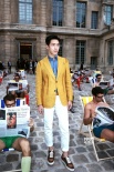 井柏然巴黎看秀黄色西装亮眼 彰显时尚个性品味