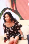 刘嘉玲捞金穿优雅连衣裙随风飘 调整坐姿防走光