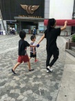 张柏芝逛街照曝光 Lucas手插口袋酷似老爸谢霆锋