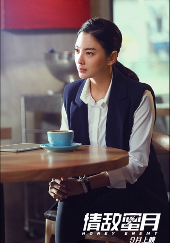 《情敌蜜月》曝"夺爱"海报 霍建华拿求婚戒指