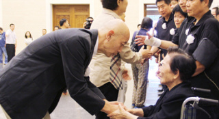 謝鐵驪追悼會葛優(yōu)到場吊唁 馮小剛賈樟柯送花圈