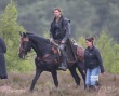 《猎人》曝新片场照 “雷神”旷野中骑马显粗犷