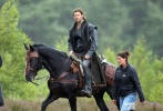 《猎人》曝新片场照 “雷神”旷野中骑马显粗犷