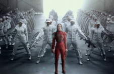 《饥饿游戏3（下）》漫展病毒视频 劳伦斯整装待发