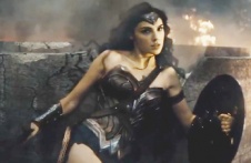 《蝙蝠侠大战超人》正式预告片 神奇女侠亮相参战