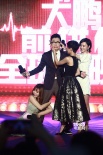 古惑仔现身《煎饼侠》首映 柳岩当众抱大鹏大腿