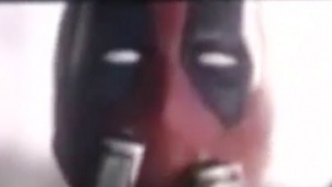 《死侍》漫展饭拍版预告片 嘻哈英雄耍宝大显身手