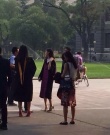 奶茶妹妹现身清华校园拍毕业照 刘强东甜蜜作陪