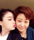 蔣欣曬海灘美照衣著清涼 與媽媽合影端莊似姐妹