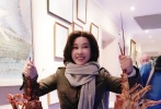 刘晓庆澳洲游玩手拿龙虾拍照 皮肤细腻宛如少女