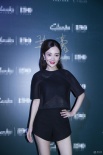 李小璐穿透视装走秀 笑容僵硬被指“雕刻脸”