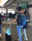 劉強(qiáng)東與奶茶妹妹甜蜜度假 牽手相伴名牌包搶鏡