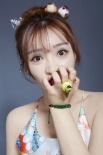 柳巖頭頂兩只鳥當(dāng)“女神” 側(cè)露酥胸瞪眼賣萌