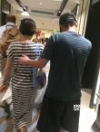 文章伸手臂緊護(hù)老婆馬伊琍 被認(rèn)出忙低頭回避