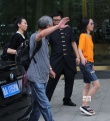 周迅素颜现身获老爸挡镜头 高圣远卖萌紧跟岳母