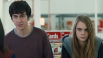 《纸镇》精彩片段 卡拉携小男友超市嬉闹“血拼”