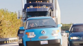 《假期歷險(xiǎn)記》精彩片段 倒霉一家遭卡車追逐翻車