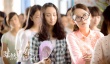 《既然青春留不住》新劇照 陳喬恩戴眼鏡顯滑稽