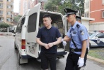 演员张林涉毒案将开庭 表情严肃被提押至法院