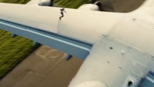 《碟中谍5》中文宣传片 阿汤哥惊险穿行飞机机翼