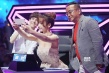 柳岩裸色抹胸裙秀肌肉 与王刚、郭敬明玩自拍