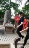 曝黃曉明生子心切 撇下baby赴遼寧孤山求簽問(wèn)道