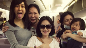 范玮琪飞机偶遇大小S亲密合影 破姐妹不合传闻